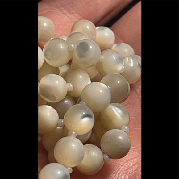 Vintage Mother of Pearl MOP Bead Necklace with Brass Barrel Clasp - Picture 2 of 16